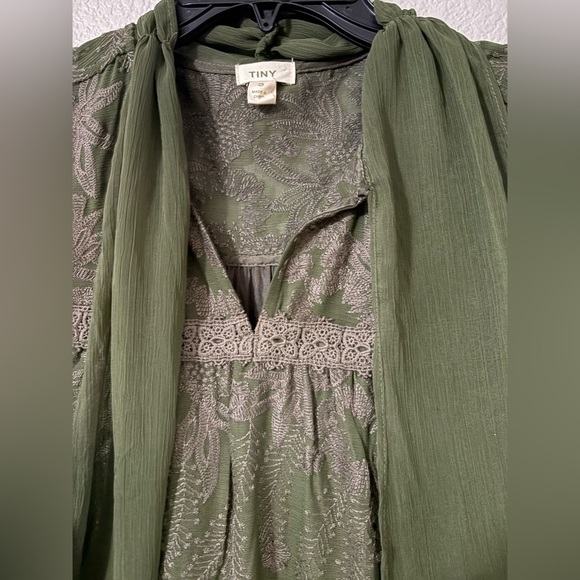 Very pretty mossy green embroidered long sleeve dress. V neck with tie bow. - Picture 3 of 14